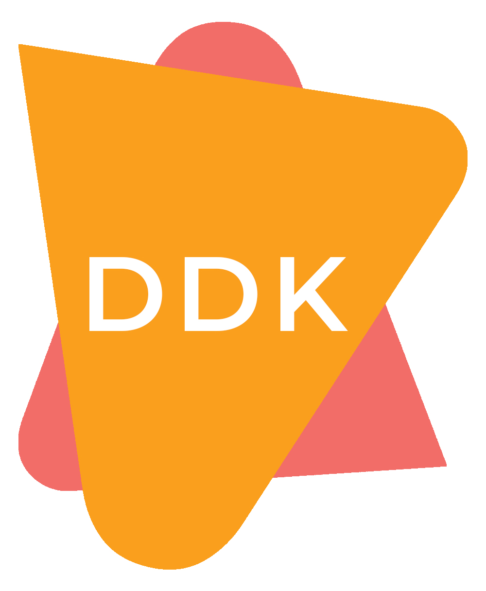 Initialen 'DDK' in een oranje driehoek