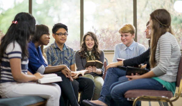 In de klas babbelen met leerkracht