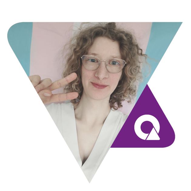 ambassadeur Jenna met in de achtergrond een trans-vlag