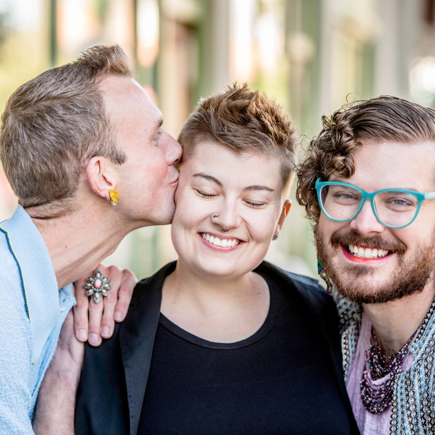 Foto van drie personen op rij