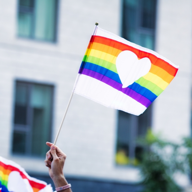 vlag met regenboog en wit hart